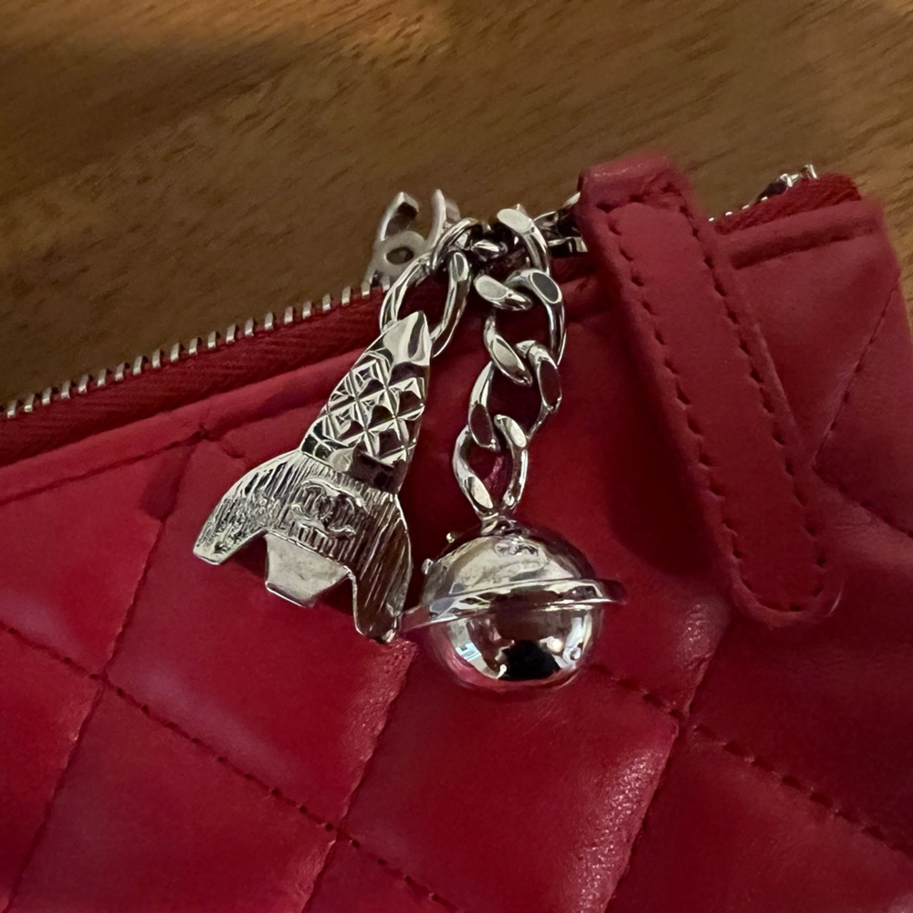 Chanel lambskin clutch with charms - Picture 2 of 7